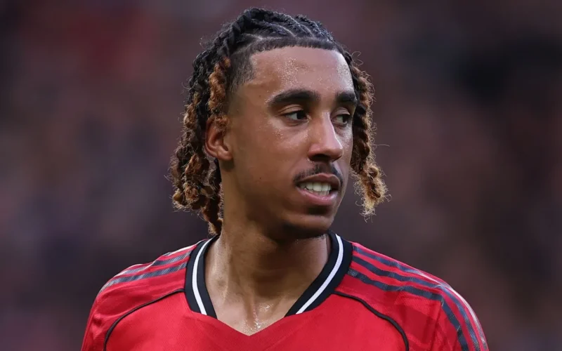 ريو فرديناند يوجه نصيحة دفاعية إلى ليني يورو بشأن مشاجرات مدافع مانشستر يونايتد